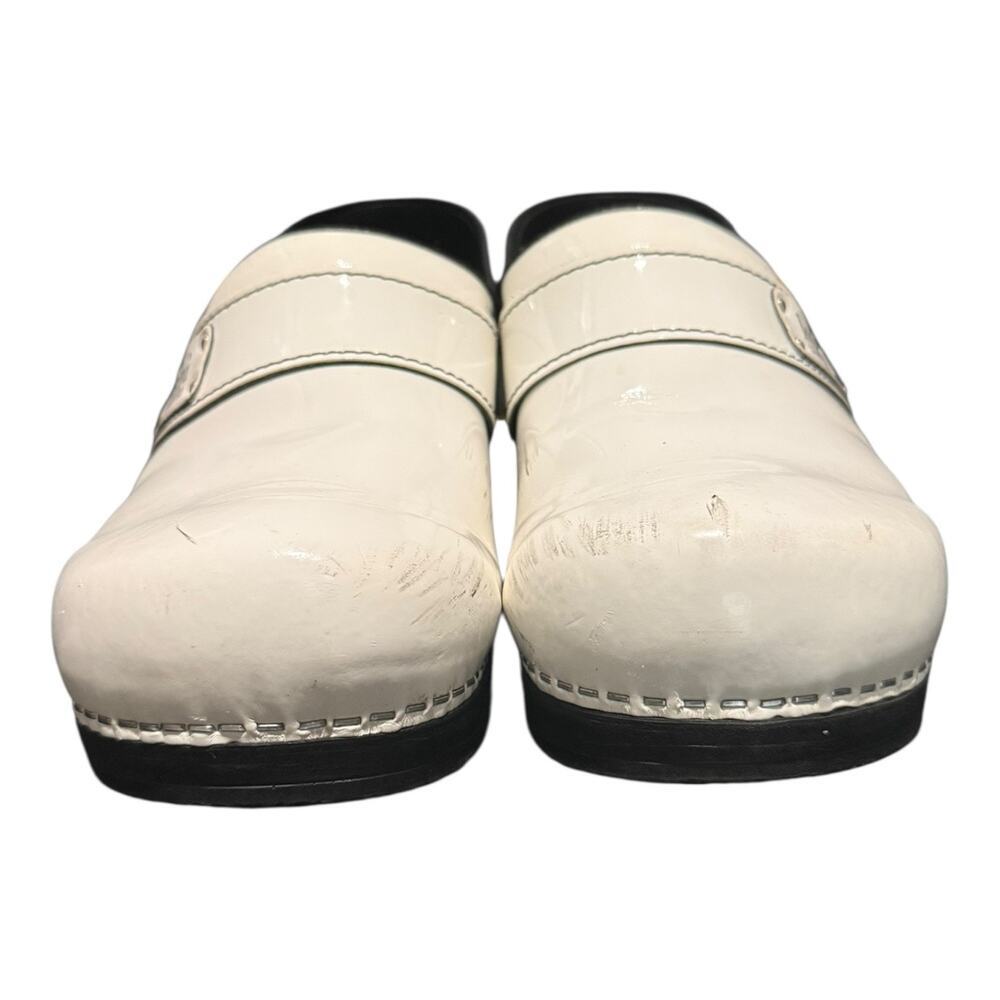 Koi by SANITA Danish White Patent Clogs Shoes Size 40 US 9 Slip On Comfort Nurse - Picture 3 of 9